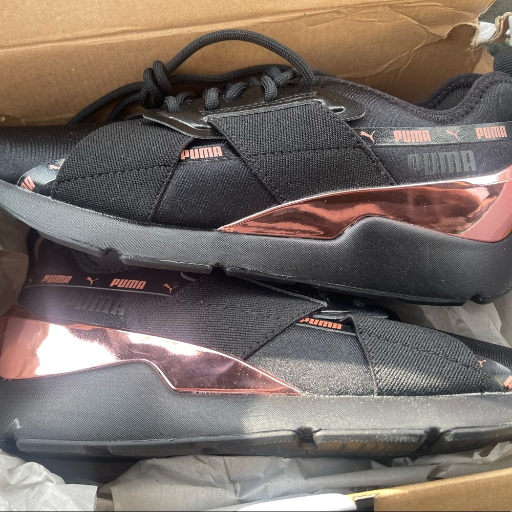 Brand new Pumas never worn